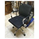 Black rolling office chair w/arms