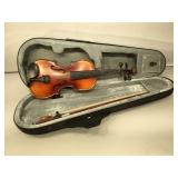 Huang  Youth 1/4 sized violin, with bow and case,