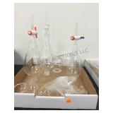 GROUP OF ASSORTED GLASS LABORATORY FLASKS GROUP OF ASSORTED GLASS LABORATORY FLASKS