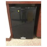 FRIGIDARE PERSONAL REFRIGERATOR WITH ICE TRAY FRIGIDARE PERSONAL REFRIGERATOR WITH ICE TRAY