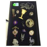 TRAY LOT OF BROOCHES & MORE TRAY LOT OF BROOCHES & MORE