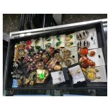 TRAY LOT OF FASHION EARRINGS, HAIRCLIP & MORE TRAY LOT OF FASHION EARRINGS, HAIRCLIP & MORE