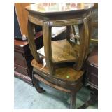 MATCHING BOW LEGGED END TABLES WITH BRASS ACCENTS MATCHING BOW LEGGED END TABLES WITH BRASS ACCENTS
