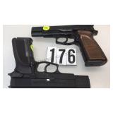 PAIR OF METAL PROP VOLTRAN MAGNUM 9MM PISTOLS PAIR OF METAL PROP VOLTRAN MAGNUM 9MM PISTOLS