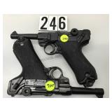 PAIR OF BLACK METAL PROP LUGER P08 PISTOLS PAIR OF BLACK METAL PROP LUGER P08 PISTOLS