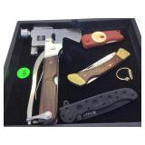 TRAY OF POCKET KNIVES & A MULTIPURPOSE TOOL TRAY OF POCKET KNIVES & A MULTIPURPOSE TOOL