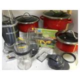 NUTRIBULLET SYSTEM W/BOOK & SET OF POTS WITH LIDS