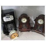 2 WORKING MANTTLE CLOCKS, 1 CHIMING, 1 VINTAGE 2 WORKING MANTTLE CLOCKS, 1 CHIMING, 1 VINTAGE