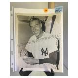 VINTAGE BLK/WHT JOE DIMAGGIO AUTOGRAPHED PHOTO VINTAGE BLK/WHT JOE DIMAGGIO AUTOGRAPHED PHOTO