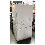 'AMANA' REFRIGERATOR WITH BOTTOM FREEZER 'AMANA' REFRIGERATOR WITH BOTTOM FREEZER