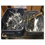 2 TUBS OF SLAT WALL BARS & HOOKS 2 TUBS OF SLAT WALL BARS & HOOKS