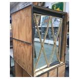 MIRRORED OBELISK BASE WITH CRATE MIRRORED OBELISK BASE WITH CRATE