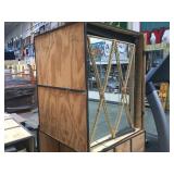 MIRRORED OBELISK BASE WITH CRATE MIRRORED OBELISK BASE WITH CRATE