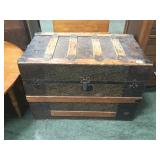 VINTAGE STEAMER TRUNK IN GOOD SHAPE VINTAGE STEAMER TRUNK IN GOOD SHAPE