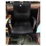 BLACK LEATHER OFFICE ARM CHAIR ON CASTERS