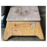 PULLMAN METAL STEP STOOL