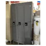 TENNSCO 3 DOOR FLOOR STANDING LOCKER SET