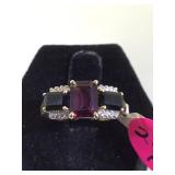 14K GOLD RING W/CLEAR & RED GEMSTONES, SIZE 7.5