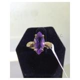 14K GOLD RING W/PURPLE GEMSTONE. SIZE 7