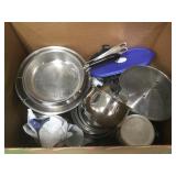 BOX OF KITCHENWARE ITEMS