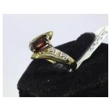 10K GOLD RING W / DEEP RED GEMSTONE, SIZE 7