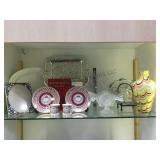 SHELF LOT INCLUDING ART GLASS VASE, GLASS TRAYS