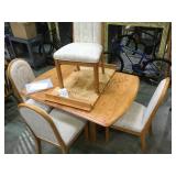 WAMBOLD DINNG TABLE W/ 4 CHAIRS & A LEAF