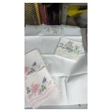 Set of 2 embroidered pillowcases white
