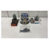 3 HO Scale Buildings & 1 Accessory bag