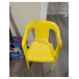 PLASTIC CHILDS CHAIR