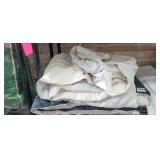 QUEEN/ FULL LIGHT TO DARK COMFORTER WITH PILLOWCAS