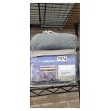 2 KING SIZE SHAMS AND 2 GREY PILLOW CASES