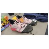 PINK NIKES SIZE 2Y
