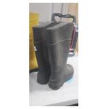 BOOTS SIZE 6 MENS, 8 WOMENS