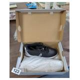 BLACK NIKES SIZE 7Y *NEW