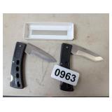 2 FOLDING KNIVES