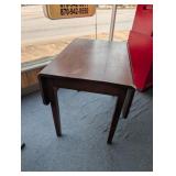 TABLE WITH FOLD DOWN LEAFS