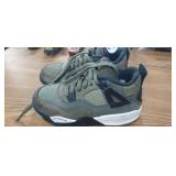 AIR JORDAN YOUTH SIZE 11 SHOES, USED