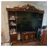 ENTERTAINMENT CENTER *NO CONTENTS