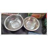 2 PET BOWLS