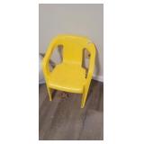 CHILDS PLASTIC CHAIR