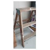 WOOD STEP LADDER
