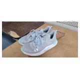 GREY NIKES SIZE 8