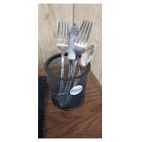 BASKET WITH EATING UTENSILS