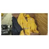 2 RAIN JACKETS AND OVERALLS *LOOK LARGE/XL
