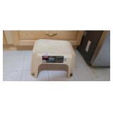 RUBBERMAID STEP STOOL