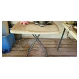 FOLDING TABLE