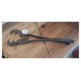 VINTAGE SPRING LOADED FISH & FROG GAFF GRABBER
