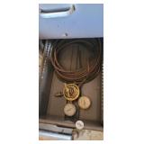 VICTOR COMPRESSED GAS PRESSURE REGULATOR AND HOSE