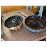 2 VINTAGE BUNDT PANS